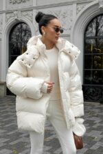 Женская Зимняя Объемная Молочная Куртка Пуховик Тайм Оверсайз с Капюшоном