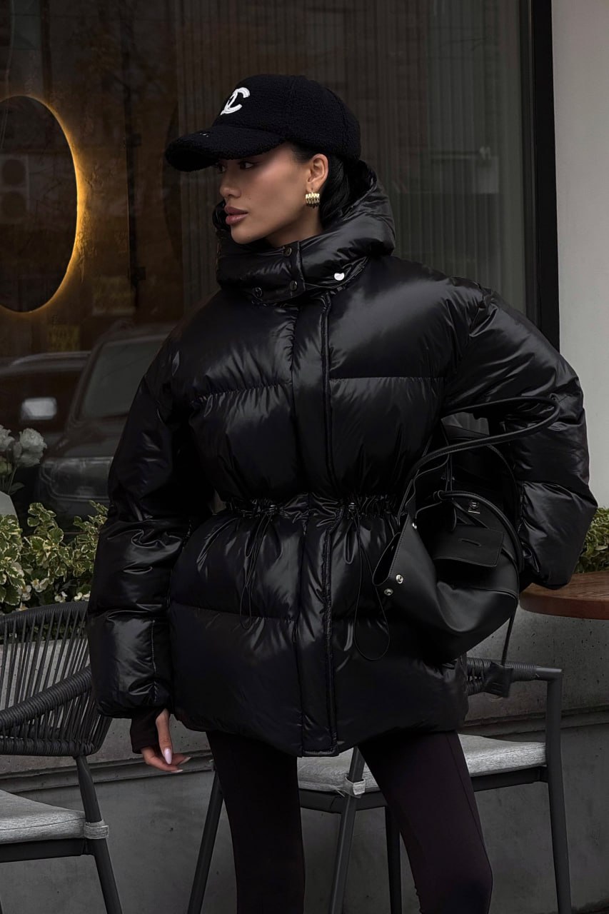 photo_2025-11-12_08-48-50 Женская Зимняя Объемная Черная Куртка Пуховик Айс с Капюшоном и Затяжками на Талии