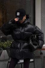 Женская Зимняя Объемная Черная Куртка Пуховик Айс с Капюшоном и Затяжками на Талии