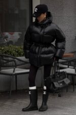 Женская Зимняя Объемная Черная Куртка Пуховик Айс с Капюшоном и Затяжками на Талии