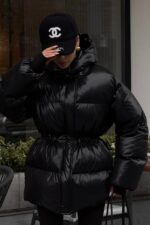 Женская Зимняя Объемная Черная Куртка Пуховик Айс с Капюшоном и Затяжками на Талии