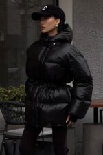 Женская Зимняя Объемная Черная Куртка Пуховик Айс с Капюшоном и Затяжками на Талии