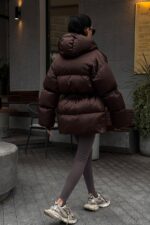 Женская Зимняя Объемная Коричневая Куртка Пуховик Айс с Капюшоном и Затяжками на Талии