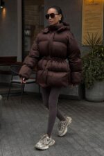 Женская Зимняя Объемная Коричневая Куртка Пуховик Айс с Капюшоном и Затяжками на Талии