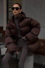 Женская Зимняя Объемная Коричневая Куртка Пуховик Айс с Капюшоном и Затяжками на Талии