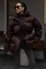 Женская Зимняя Объемная Коричневая Куртка Пуховик Айс с Капюшоном и Затяжками на Талии