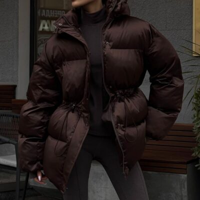 Женская Зимняя Объемная Коричневая Куртка Пуховик Айс с Капюшоном и Затяжками на Талии