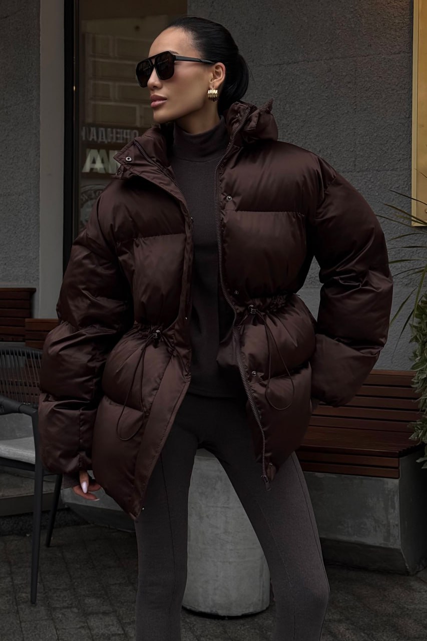 photo_2025-11-12_08-48-59 (2) Женская Зимняя Объемная Коричневая Куртка Пуховик Айс с Капюшоном и Затяжками на Талии