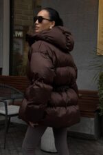 Женская Зимняя Объемная Коричневая Куртка Пуховик Айс с Капюшоном и Затяжками на Талии