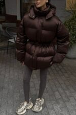 Женская Зимняя Объемная Коричневая Куртка Пуховик Айс с Капюшоном и Затяжками на Талии