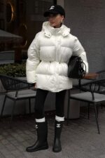 Женская Зимняя Объемная Молочная Куртка Пуховик Айс с Капюшоном и Затяжками на Талии