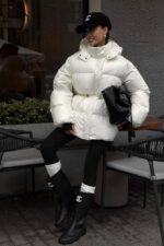 Женская Зимняя Объемная Молочная Куртка Пуховик Айс с Капюшоном и Затяжками на Талии