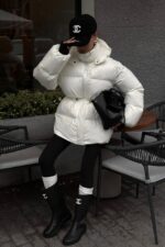 Женская Зимняя Объемная Молочная Куртка Пуховик Айс с Капюшоном и Затяжками на Талии