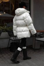 Женская Зимняя Объемная Молочная Куртка Пуховик Айс с Капюшоном и Затяжками на Талии