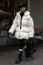 Женская Зимняя Объемная Молочная Куртка Пуховик Айс с Капюшоном и Затяжками на Талии