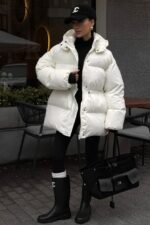 Женская Зимняя Объемная Молочная Куртка Пуховик Айс с Капюшоном и Затяжками на Талии