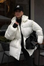 Женская Зимняя Объемная Молочная Куртка Пуховик Айс с Капюшоном и Затяжками на Талии