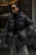 Женская Зимняя Объемная Графитовая Куртка Пуховик Айс с Капюшоном и Затяжками на Талии