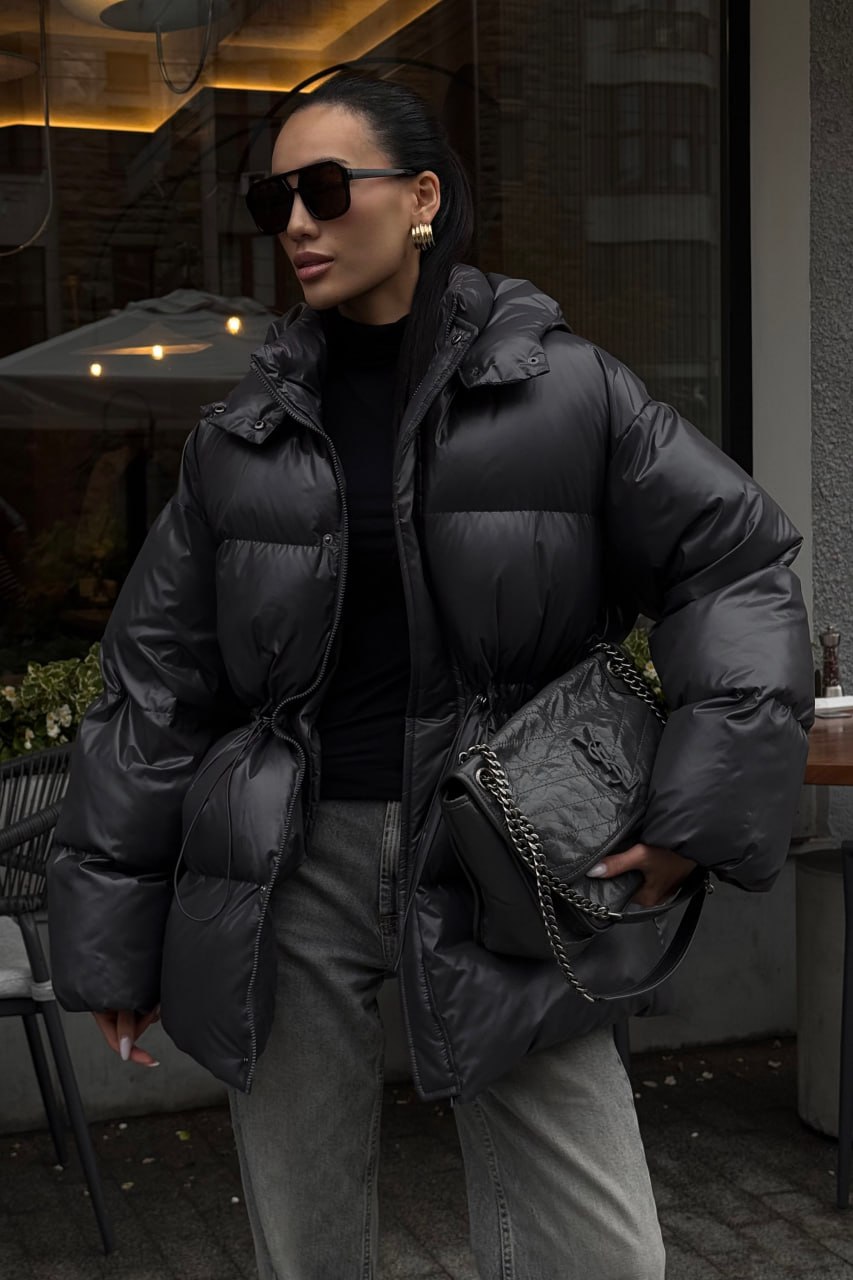 photo_2025-11-12_08-49-13 Женская Зимняя Объемная Графитовая Куртка Пуховик Айс с Капюшоном и Затяжками на Талии