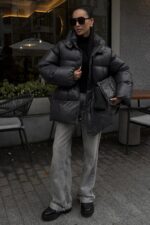 Женская Зимняя Объемная Графитовая Куртка Пуховик Айс с Капюшоном и Затяжками на Талии