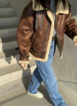 Женская Коричневая Дубленка Оверсайз на Молнии с Зястежками на Воротнике