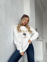Женский Утепленный Белый Свитшот Оверсайз с Вышивкой