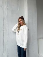 Женский Утепленный Белый Свитшот Оверсайз с Вышивкой