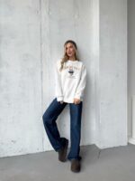 Женский Утепленный Белый Свитшот Оверсайз с Вышивкой