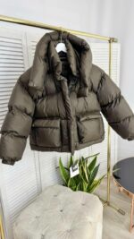 Женская Объемная Зимняя Куртка Пуфер Хаки Оверсайз под Горло с Капюшоном