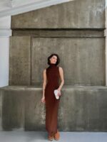 Женское Коричневое Платье Макси в Рубчик без Рукавов с Высоким Воротником + Длинный Кардиган (Комплект)