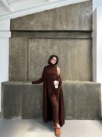 Женское Коричневое Платье Макси в Рубчик без Рукавов с Высоким Воротником + Длинный Кардиган (Комплект)