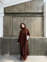 Женское Коричневое Платье Макси в Рубчик без Рукавов с Высоким Воротником + Длинный Кардиган (Комплект)