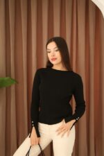 Женская Приталенная Трикотажная Черная Кофта в Рубчик с Разрезами на Рукавах