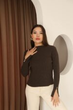 Женская Приталенная Трикотажная Коричневая Кофта в Рубчик с Разрезами на Рукавах