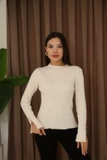 Женская Приталенная Трикотажная Белая Кофта в Рубчик с Разрезами на Рукавах