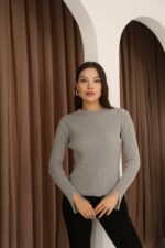 Женская Приталенная Трикотажная Серая Кофта в Рубчик с Разрезами на Рукавах