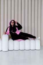 Женский Черно-Розовый Спортивный Костюм с Принтом - Утепленный на Флисе