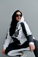 Женский Графитово-Белый Спортивный Костюм с Принтом - Утепленный на Флисе