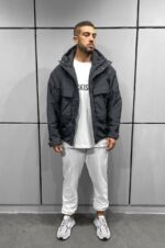 Мужская Демисезонная Черная Куртка с Капюшоном и Большими Карманами