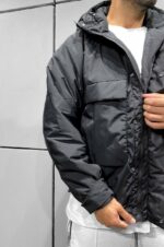 Мужская Демисезонная Черная Куртка с Капюшоном и Большими Карманами