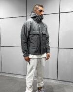 Мужская Демисезонная Темно-Серая Куртка с Капюшоном и Большими Карманами