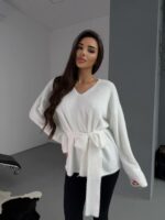 Женский Пушистый Белый Свитер Оверсайз с V-вырезом и Поясом