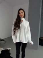 Женский Пушистый Белый Свитер Оверсайз с V-вырезом и Поясом