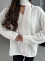 Женский Пушистый Белый Свитер Оверсайз с V-вырезом и Поясом