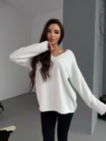 Женский Пушистый Белый Свитер Оверсайз с V-вырезом и Поясом
