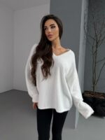 Женский Пушистый Белый Свитер Оверсайз с V-вырезом и Поясом