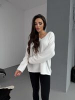 Женский Пушистый Белый Свитер Оверсайз с V-вырезом и Поясом