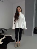 Женский Пушистый Белый Свитер Оверсайз с V-вырезом и Поясом