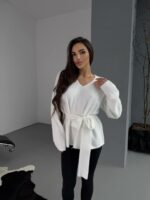 Женский Пушистый Белый Свитер Оверсайз с V-вырезом и Поясом