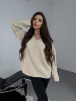 Женский Пушистый Бежевый Свитер Оверсайз с V-вырезом и Поясом